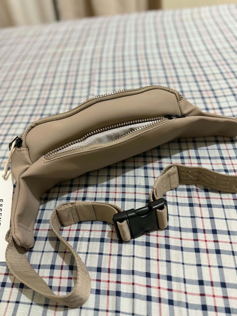 RUSH! FOG ESSENTIALS WAISTBAG (Category: Belt bags, Clutches and Pouches) located in Quezon City. Submitted by yansennoel (Listing ID 1469023392, Image 3). Description: RUSHH FOG WAISTBAG WT TAG 100% authentic nabili ko worth 1500 nakatambak lang, badly needed funds badly needed funds loc manila/pasig.