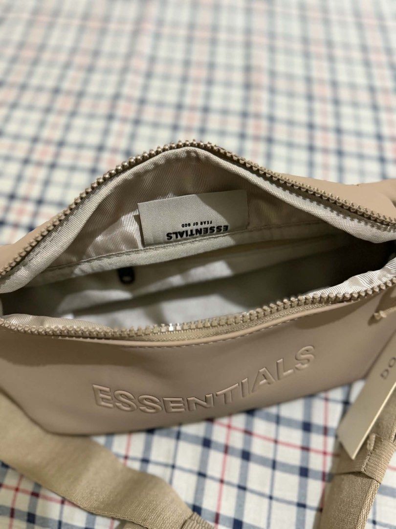 RUSH! FOG ESSENTIALS WAISTBAG (Category: Belt bags, Clutches and Pouches) located in Quezon City. Submitted by yansennoel (Listing ID 1469023392, Image 2). Description: RUSHH FOG WAISTBAG WT TAG 100% authentic nabili ko worth 1500 nakatambak lang, badly needed funds badly needed funds loc manila/pasig.