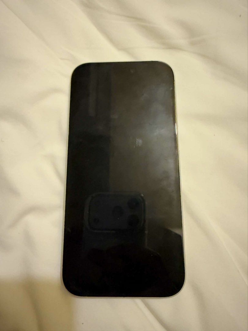 Rush Iphone 16 256gb in White (Category: iPhone 16 Series) located in Marikina City. Submitted by msyfinds (Listing ID 1468933775, Image 2). Description: WHITE 256gb Unit with box .