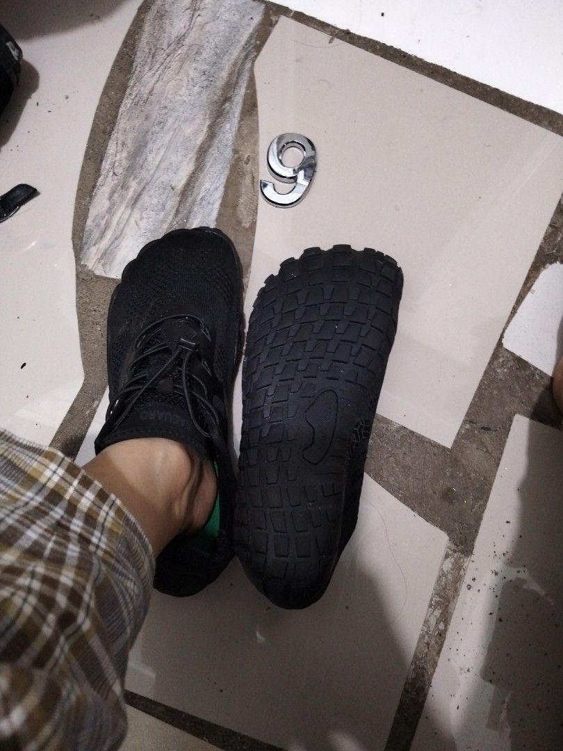 Saguaro Aqua Shoes (Category: Sneakers) located in El Salvador. Submitted by francheskaukayukay (Listing ID 1469013334, Image 3). Description: .
