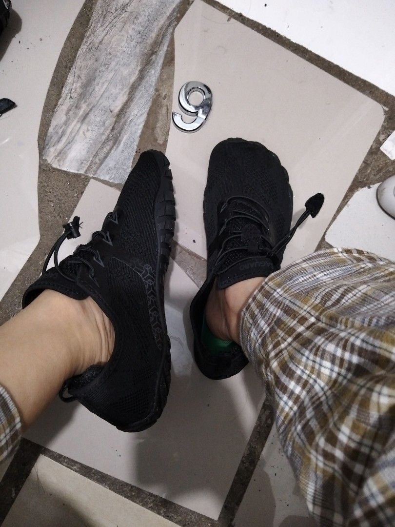 Saguaro Aqua Shoes (Category: Sneakers) located in El Salvador. Submitted by francheskaukayukay (Listing ID 1469013334, Image 2). Description: .