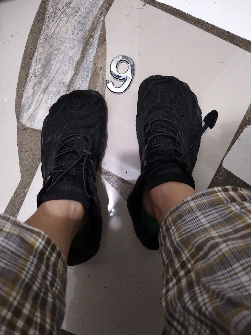 Saguaro Aqua Shoes (Category: Sneakers) located in El Salvador. Submitted by francheskaukayukay (Listing ID 1469013334, Image 1). Description: .