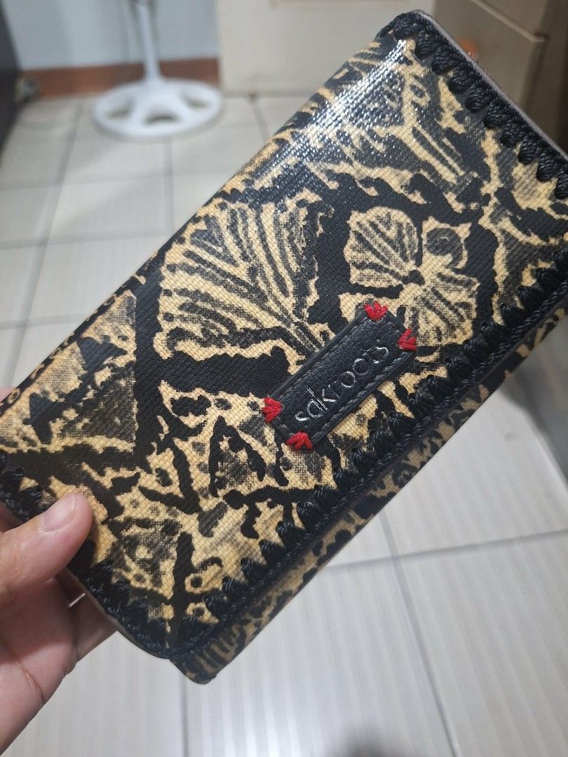 Sakroots Black and Gold Pattern Wallet (Category: Wallets & Card holders) located in Dasmarinas. Submitted by jazvielle (Listing ID 1469088197, Image 1). Description: - Brand: Sakroots - Design: Black and yellow patterned fabric with chic black whipstitch trim - Exterior: Convenient zip pockets on the outside and back - Interior: Multiple card slots, clear ID window, and spacious compartments for cash or a smartphone - Condition: Clean interior, 