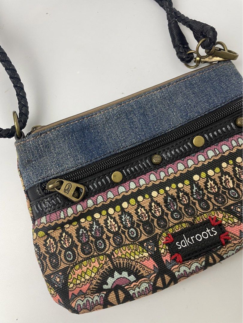 Sakroots Cross Body Bag (Category: Cross-body Bags) located in Manila. Submitted by rdtp2 (Listing ID 1469101719, Image 2). Description: no flaw excellent condition 9.5/10 .