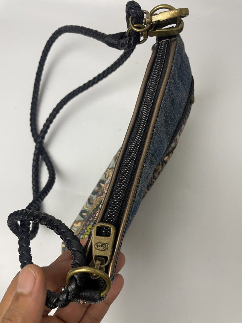 Sakroots Cross Body Bag (Category: Cross-body Bags) located in Manila. Submitted by rdtp2 (Listing ID 1469101719, Image 3). Description: no flaw excellent condition 9.5/10 .