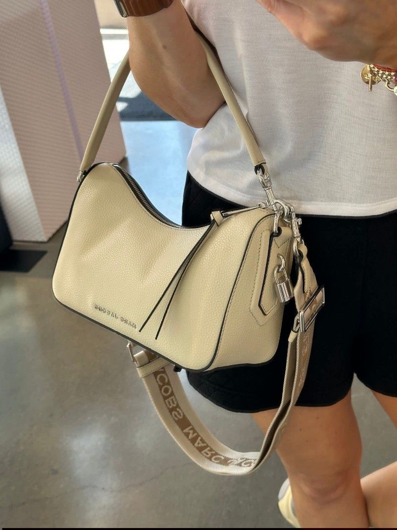 SALE : MARC JACOB SMALL HOBO DRIFTER (Category: Cross-body Bags) located in Pasig City. Submitted by titalana2011991 (Listing ID 1469159200, Image 3). Description: .