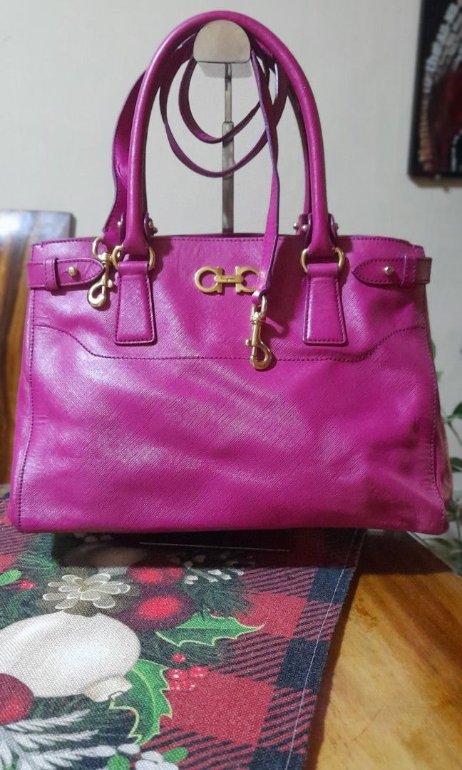 salvatore ferragamo (Category: Luxury Bags & Wallets) located in Tayabas. Submitted by lizwyne24 (Listing ID 1469060843, Image 2). Description: Salvatore ferragamo.