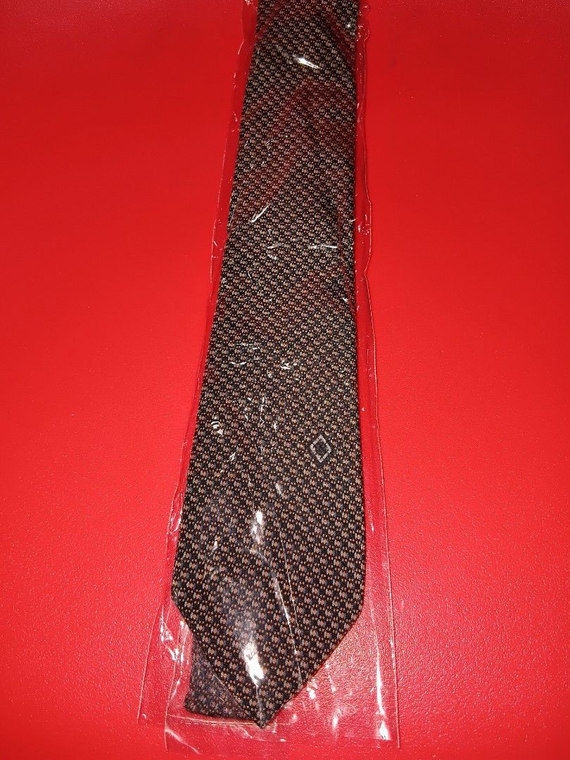 Salvatore ferragamo necktie (Category: Ties) located in Quezon City. Submitted by threetwotwo2ndaccount (Listing ID 1468932253, Image 1). Description: salvatore ferragamo necktie good as new need dry clean, nastock bawal sa maselan bawal sa barat.