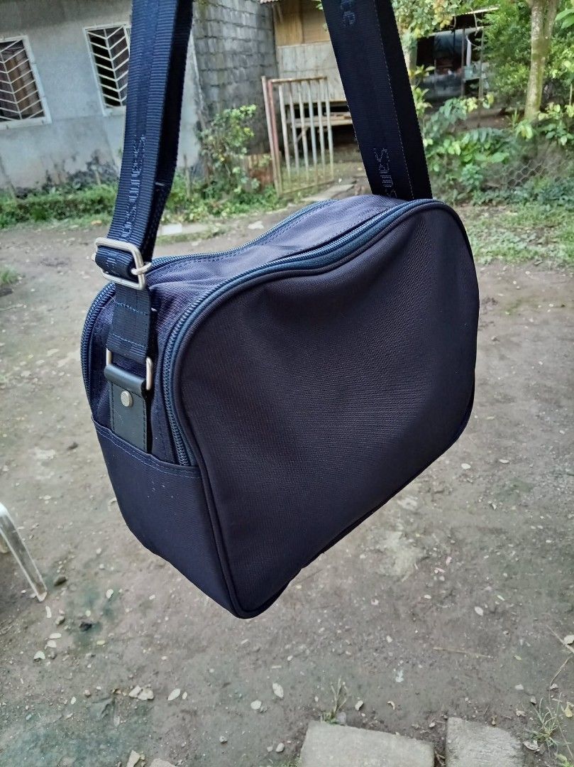 Samsonite (Category: Sling Bags) located in Santa Cruz. Submitted by riochino (Listing ID 1469011879, Image 3). Description: SAMSONITE BRANDNEW condition.