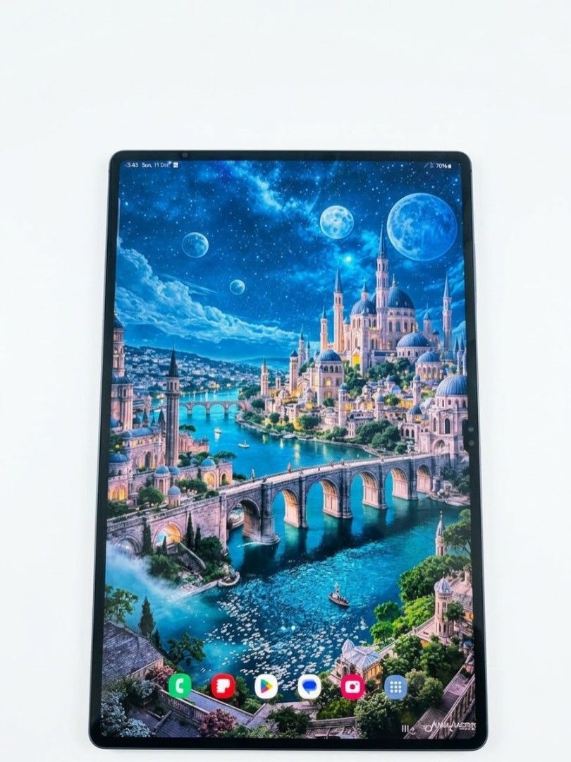 Samsung Galaxy Tab S8 Ultra 12/256 (Category: Android) located in Marikina City. Submitted by jbrrt (Listing ID 1465420882, Image 1). Description: Display: 14.6-inch Super AMOLED (2960 x 1848 WQXGA+) with 120Hz refresh rate. [1] Processor: Snapdragon 8 Gen 1 (4nm). [1] • Cameras: Dual front-facing cameras (12MP wide + 12MP ultra-wide) and dual rear cameras (13MP main + 6MP ultra-wide). • Battery: 11,200mAh battery supporting up to 45W super-fast 