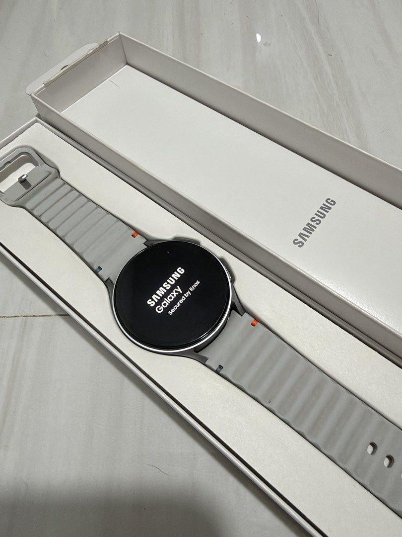 Samsung Galaxy Watch 7 44mm (Category: Wearables & Smart Watches) located in Quezon City. Submitted by andriamae1019 (Listing ID 1468944308, Image 2). Description: Selling my Galaxy Watch 7 44mm Loc.: Payatas, QC Meet up: Sm North, Ever, SM Fairview RS: Iphone na cp kaya di na magamit..