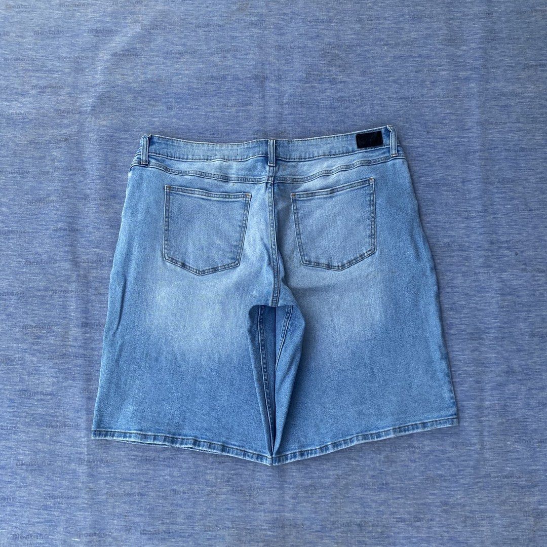 SCOOP JORTS (Category: Shorts) located in Angeles City. Submitted by stephen52790 (Listing ID 1469055669, Image 2). Description: 🟥SCOOP JORTS (INCH) Waist: 38 Length: 21.5 Thigh: 15 Leg opening: 13 •Good/Excellent condition •Hard denim •Washed design •Issue: Small stain only Price: 350PHP.