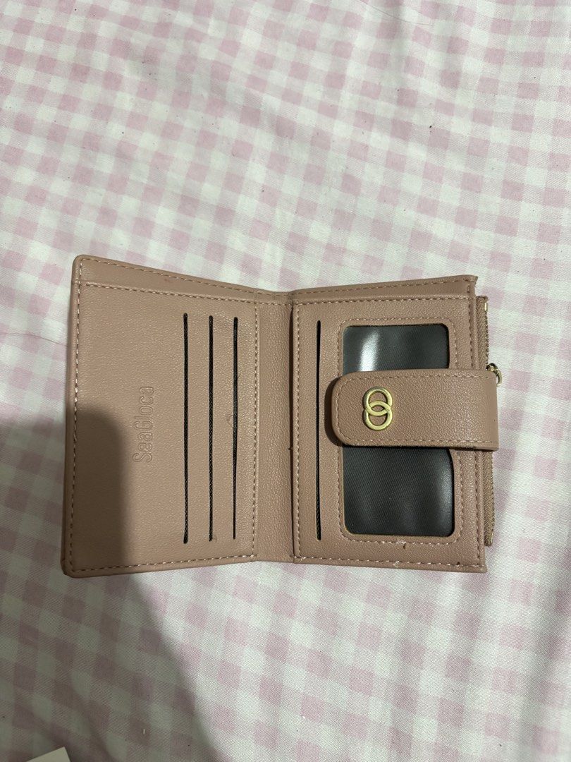 seagloca pink wallet (Category: Purses & Pouches) located in Manila. Submitted by iyahpreloved_ (Listing ID 1469128425, Image 2). Description: .