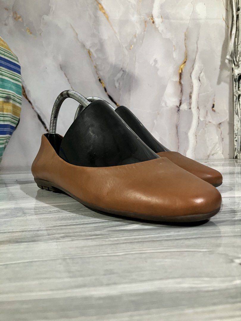 SEBAGO BROWN LEATHER BALLET FLAT (Category: Flats & Sandals) located in General Mariano Alvarez. Submitted by adonid (Listing ID 1468960679, Image 2). Description: SEBAGO BROWN LEATHER BALLET FLAT GOOD CONDITION NORMAL SIGN OF USAGE ONLY SIZE : 25 cm women.