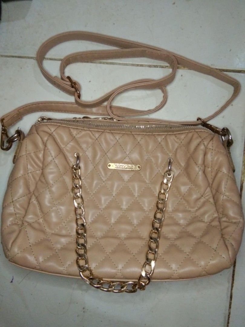 Secosana Quilted Beige Shoulder Bag (Category: Shoulder Bags) located in Davao. Submitted by glamour_ethereal (Listing ID 1468965538, Image 1). Description: - Color: Neutral beige / nude - Material: Premium faux leather - Hardware: Elegant gold-tone accents with a chunky front chain - Closure: Secure top zip - Strap: Includes a matching adjustable strap for crossbody wear - Capacity: Roomy interior, perfect for daily essentials - Condition: Brand