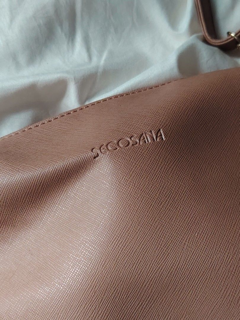 secosana shoulder bag w/keychain 👜 (Category: Shoulder Bags) located in Hermosa. Submitted by lcvelycath (Listing ID 1468985320, Image 3). Description: issue: none colors may vary due to lightning & quality 𐙚 °. check details before mine joy miners will be posted :> 𐙚 °. payment first °. mode of payment: Gc@sh mode of delivery: JNT 𐙚.