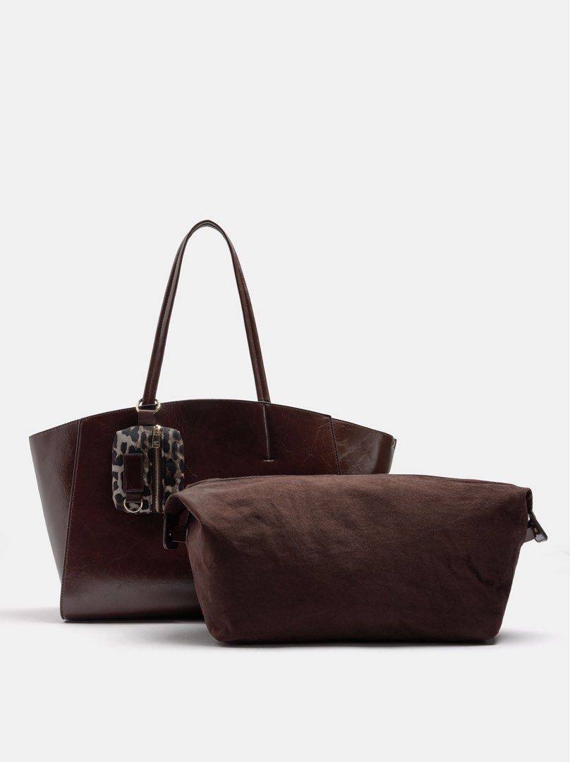 SHOPPER BAG WITH REMOVABLE BAG AND STRAP (Category: Tote Bags) located in Angat. Submitted by purple_bunnyxxx (Listing ID 1469061687, Image 3). Description: Large cracked-effect shopper bag. Glossy finish. Structured trapezoidal shape. Lining and removable inner pouch. Magnetic closure. Carabiner for adjusting the bag's width. Removable pendant. Double fixed shoulder straps..