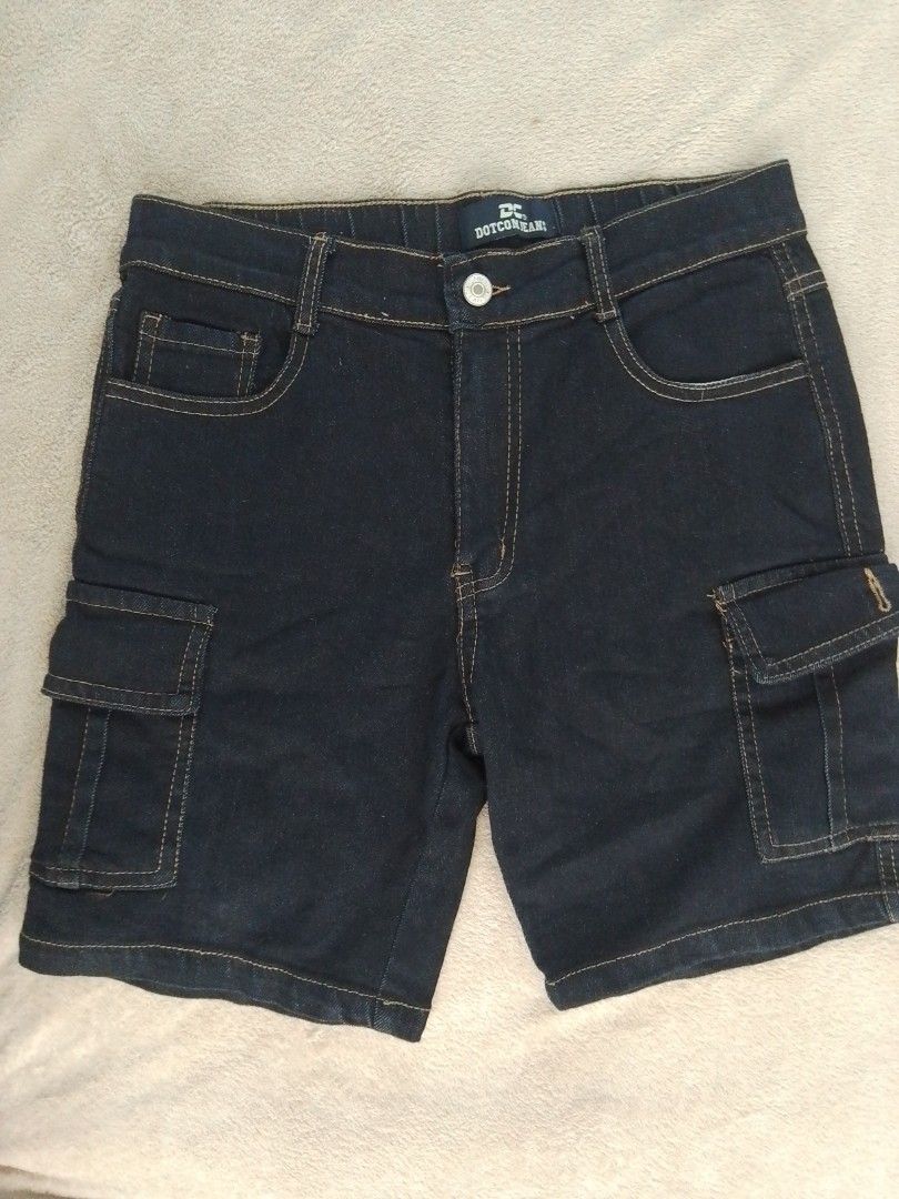 Shorts (Category: Shorts) located in Manila. Submitted by xanshopz.5800 (Listing ID 1468971511, Image 1). Description: Dotcom Jeans 2000s Cargo shorts. Dotcom Jeans 2000s Cargo Denim Shorts These cargo denim shorts date to the early 2000s and were produced under the Dotcom Jeans label, reflecting the tech-boom aesthetic and skateboarding-influenced street style of the era. Built from a sturdy dark indigo cotton denim, the garment features classic