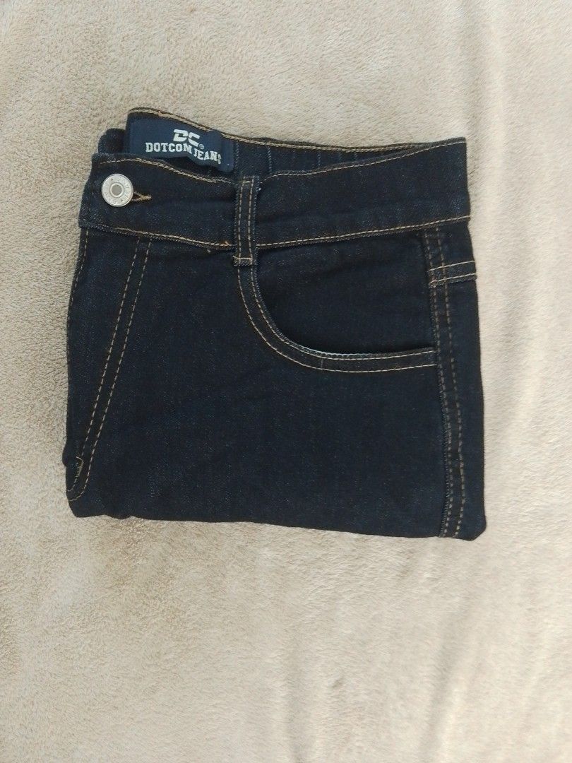 Shorts (Category: Shorts) located in Manila. Submitted by xanshopz.5800 (Listing ID 1468971511, Image 3). Description: Dotcom Jeans 2000s Cargo shorts. Dotcom Jeans 2000s Cargo Denim Shorts These cargo denim shorts date to the early 2000s and were produced under the Dotcom Jeans label, reflecting the tech-boom aesthetic and skateboarding-influenced street style of the era. Built from a sturdy dark indigo cotton denim, the garment features classic