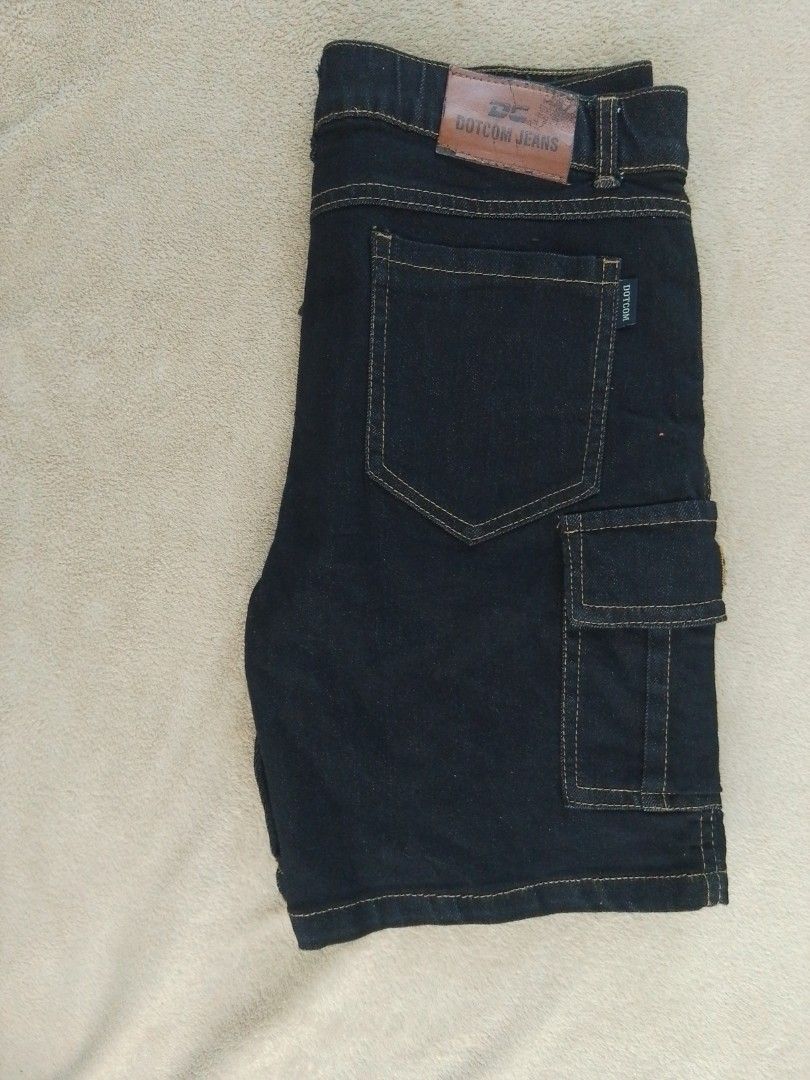Shorts (Category: Shorts) located in Manila. Submitted by xanshopz.5800 (Listing ID 1468971511, Image 2). Description: Dotcom Jeans 2000s Cargo shorts. Dotcom Jeans 2000s Cargo Denim Shorts These cargo denim shorts date to the early 2000s and were produced under the Dotcom Jeans label, reflecting the tech-boom aesthetic and skateboarding-influenced street style of the era. Built from a sturdy dark indigo cotton denim, the garment features classic