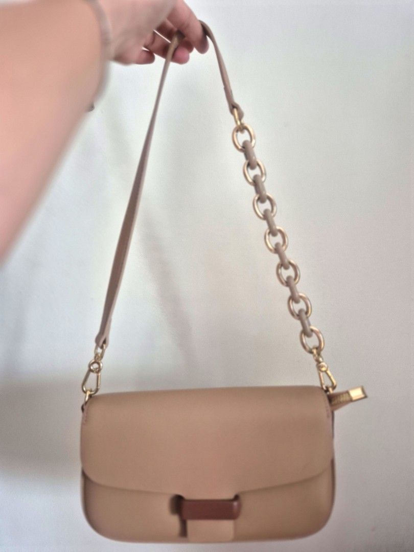 Shoulder bag (Category: Shoulder Bags) located in Manila. Submitted by mommynurse (Listing ID 1468943549, Image 1). Description: Like new very maganda in person and pang-attend ng wedding. super elegant..