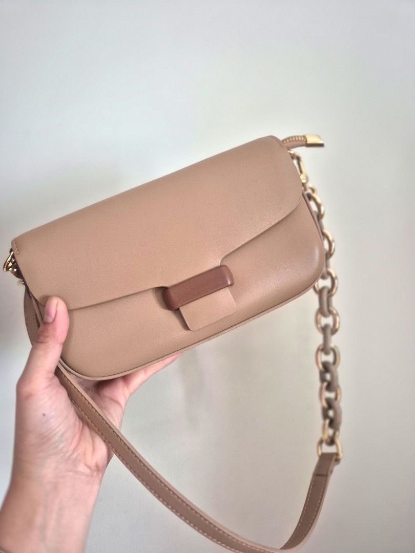 Shoulder bag (Category: Shoulder Bags) located in Manila. Submitted by mommynurse (Listing ID 1468943549, Image 2). Description: Like new very maganda in person and pang-attend ng wedding. super elegant..