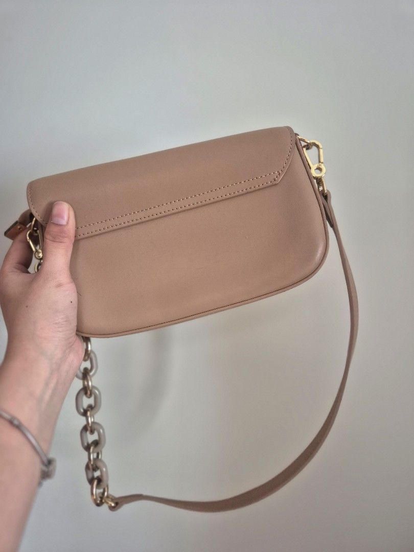 Shoulder bag (Category: Shoulder Bags) located in Manila. Submitted by mommynurse (Listing ID 1468943549, Image 3). Description: Like new very maganda in person and pang-attend ng wedding. super elegant..