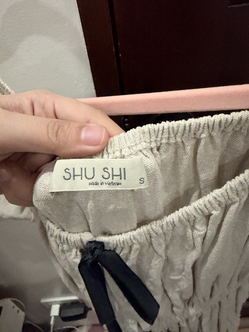 SHU SHI Beige Puff Sleeve Top Small (Category: Blouses) located in Taguig. Submitted by s_tl24 (Listing ID 1469048871, Image 2). Description: Used once only.
