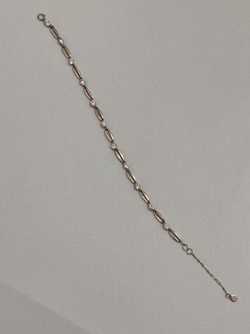 Silver 925 (Category: Bracelets) located in Manila. Submitted by mupms (Listing ID 1469074254, Image 3). Description: Selling my authentic 925 silver bracelet for only ₱1,800. • Weight: 7 grams • Condition: 10/10 (No damage at all, very shiny in person) • Reason for selling: Need cash DM me for inquiries or if you want more actual photos/videos. Thank you!.