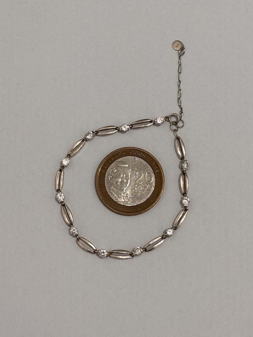 Silver 925 (Category: Bracelets) located in Manila. Submitted by mupms (Listing ID 1469074254, Image 2). Description: Selling my authentic 925 silver bracelet for only ₱1,800. • Weight: 7 grams • Condition: 10/10 (No damage at all, very shiny in person) • Reason for selling: Need cash DM me for inquiries or if you want more actual photos/videos. Thank you!.
