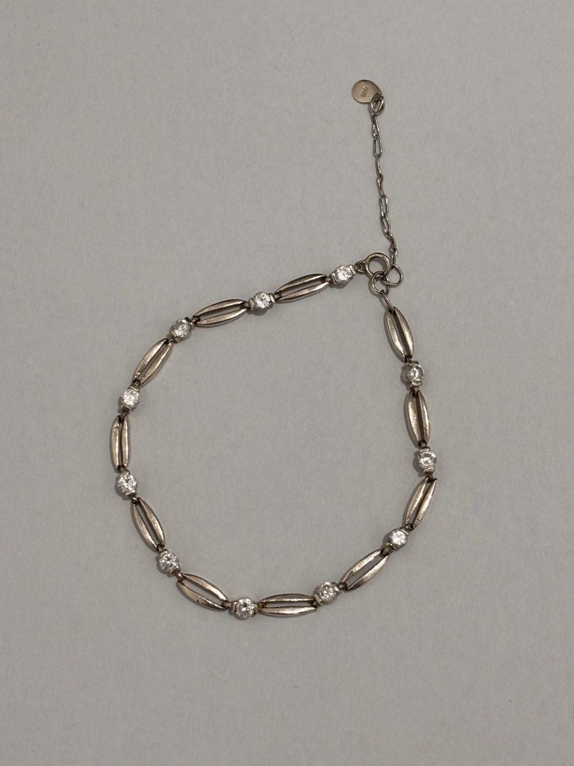 Silver 925 (Category: Bracelets) located in Manila. Submitted by mupms (Listing ID 1469074254, Image 1). Description: Selling my authentic 925 silver bracelet for only ₱1,800. • Weight: 7 grams • Condition: 10/10 (No damage at all, very shiny in person) • Reason for selling: Need cash DM me for inquiries or if you want more actual photos/videos. Thank you!.