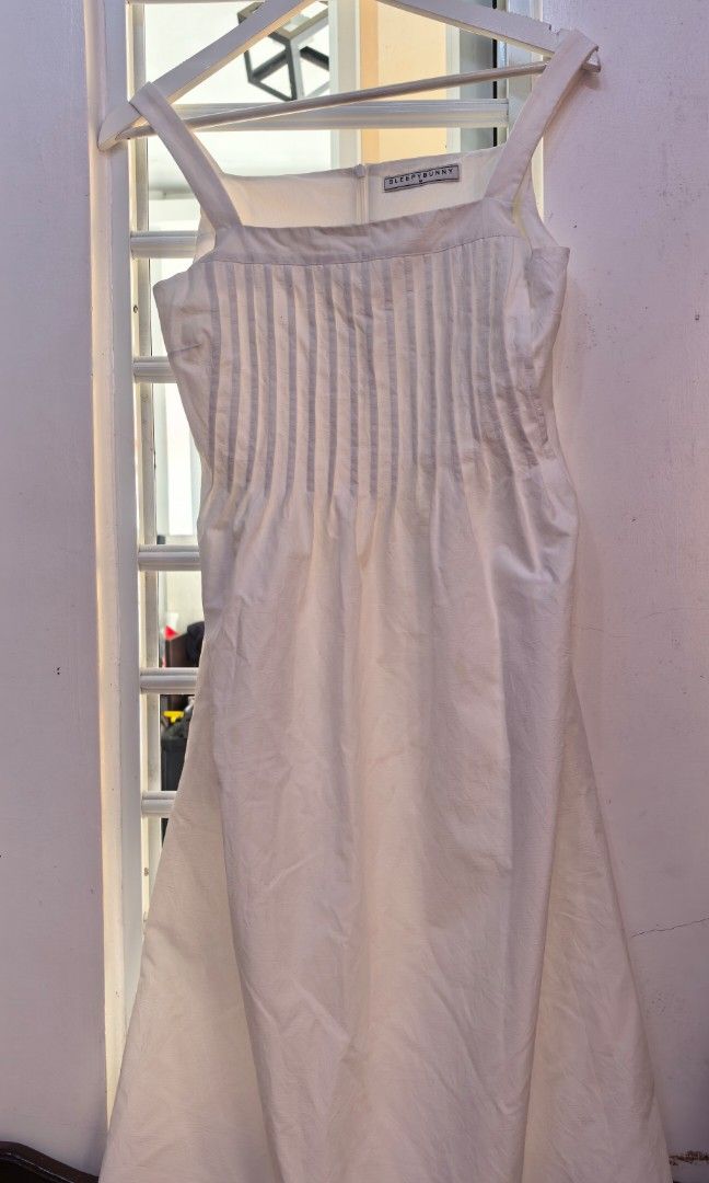 Simple Plain white cotton dress (Category: Dresses) located in Tuguegarao City. Submitted by zenphoenix-7ad615 (Listing ID 1468990751, Image 3). Description: Plain white cotton dress Shoulder to shoulder 14 Length 39 inches.