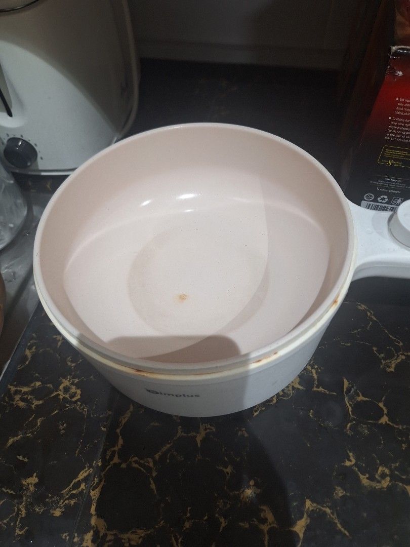 Simplus Electric Cooker Hot Pot With Steamer (Category: Cookers) located in Manila. Submitted by loydamariano (Listing ID 1468937318, Image 3). Description: - Brand: Simplus Electric Cooker - Color/Design: Clean white finish with a convenient long handle - Inclusions: Comes with a steamer tray and glass lid - Features: Built-in cord storage, great for quick meals, dorms, and small kitchens - Condition: Interior shows minor wear marks from previou