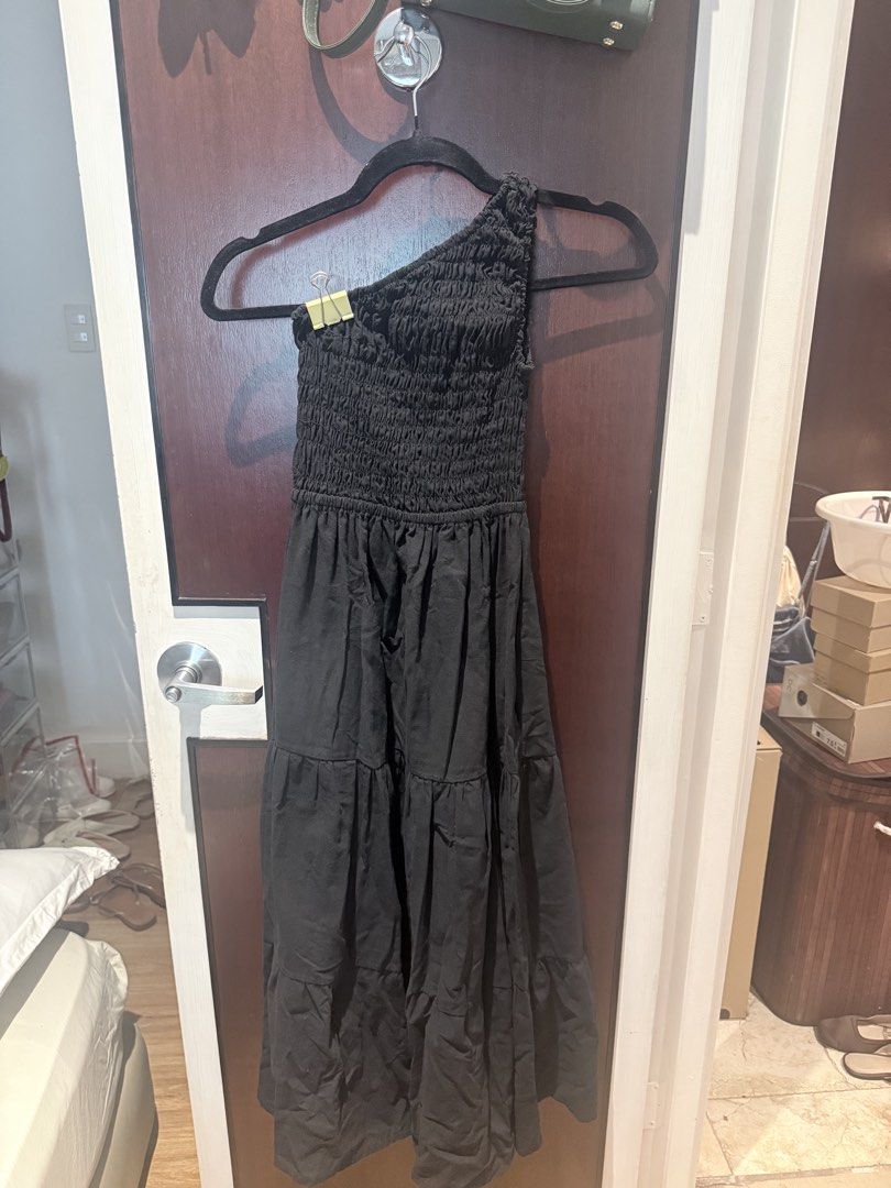 Smock Layered Maxi Dress (Category: Dresses) located in Pasig City. Submitted by calliemanila (Listing ID 1468978858, Image 1). Description: - one-shoulder tiered maxi dress - color black - Fabric: linen with a stretchy smocked bodice - Size: Free size (best fits Small to Large frames) - Measurements: Length 46 inches, Bust 36 inches - Delivery only no meet ups Free shipping: Total of Php 500 and above (Metro Manila) Total of Php 1000 and above (