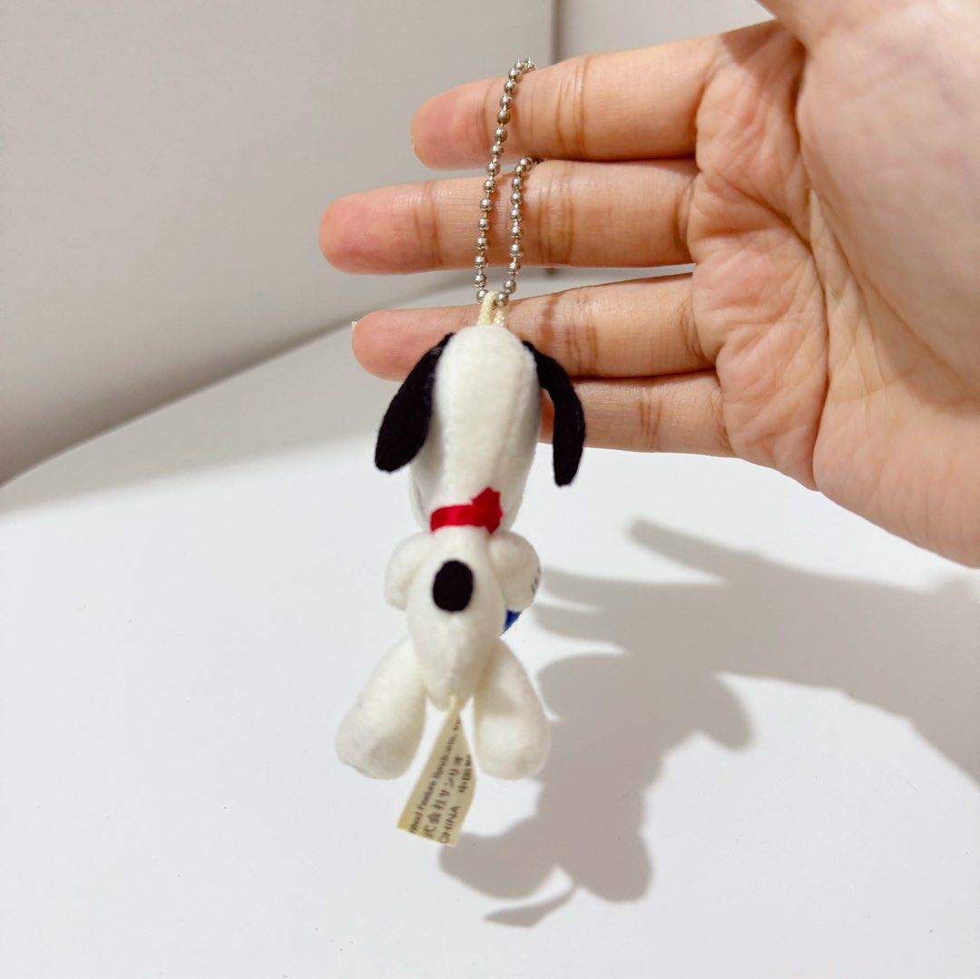 Snoopy Peanuts Tiny Keychain Holding Heart Plush (Category: Plushies & Soft Toys) located in Manila. Submitted by ashyyel_ (Listing ID 1469141911, Image 2). Description: .