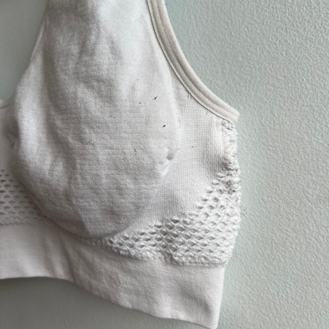 Sports Bra (Category: Activewear) located in Quezon City. Submitted by all_items_50_each (Listing ID 1468998161, Image 3). Description: White Sports Bra No pads, but with pad slots Measurements posted for reference 💲ALL ITEMS 50 💰MOP: GCASH ➕Add shipping fee ❌NO rush shipping, meet up, haggling ✔️for rush, use grab/lalamove 🚫NO return, refund, exchange ⚠️Please manage your expectations (used/preloved items) ⚠️Wash/iron before wearing ⚠️Color m