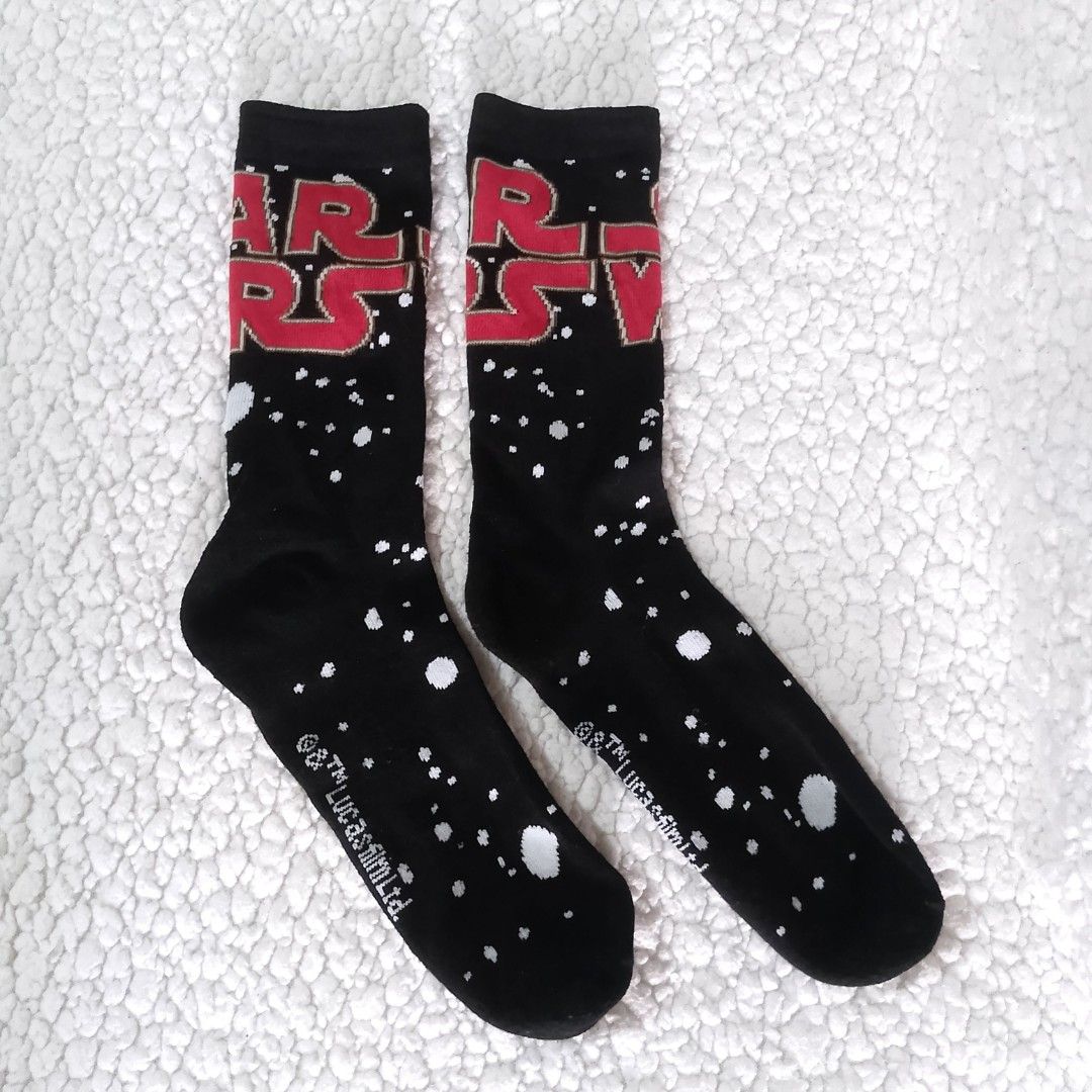 Star Wars Galaxy Logo Crew Socks (Category: Babies & Kids Fashion) located in Tuguegarao City. Submitted by thriftedtreasures101.1 (Listing ID 1468951251, Image 2). Description: It features a speckled White galaxy pattern across the body and the iconic Red Star Wars text logo split across both cuffs. Slightly used, in good condition. Color may vary due to lighting. Would best fit a 8-10 years old. Measurement: Sole - 7.5" (Heel to toe) ‎📍 Locati