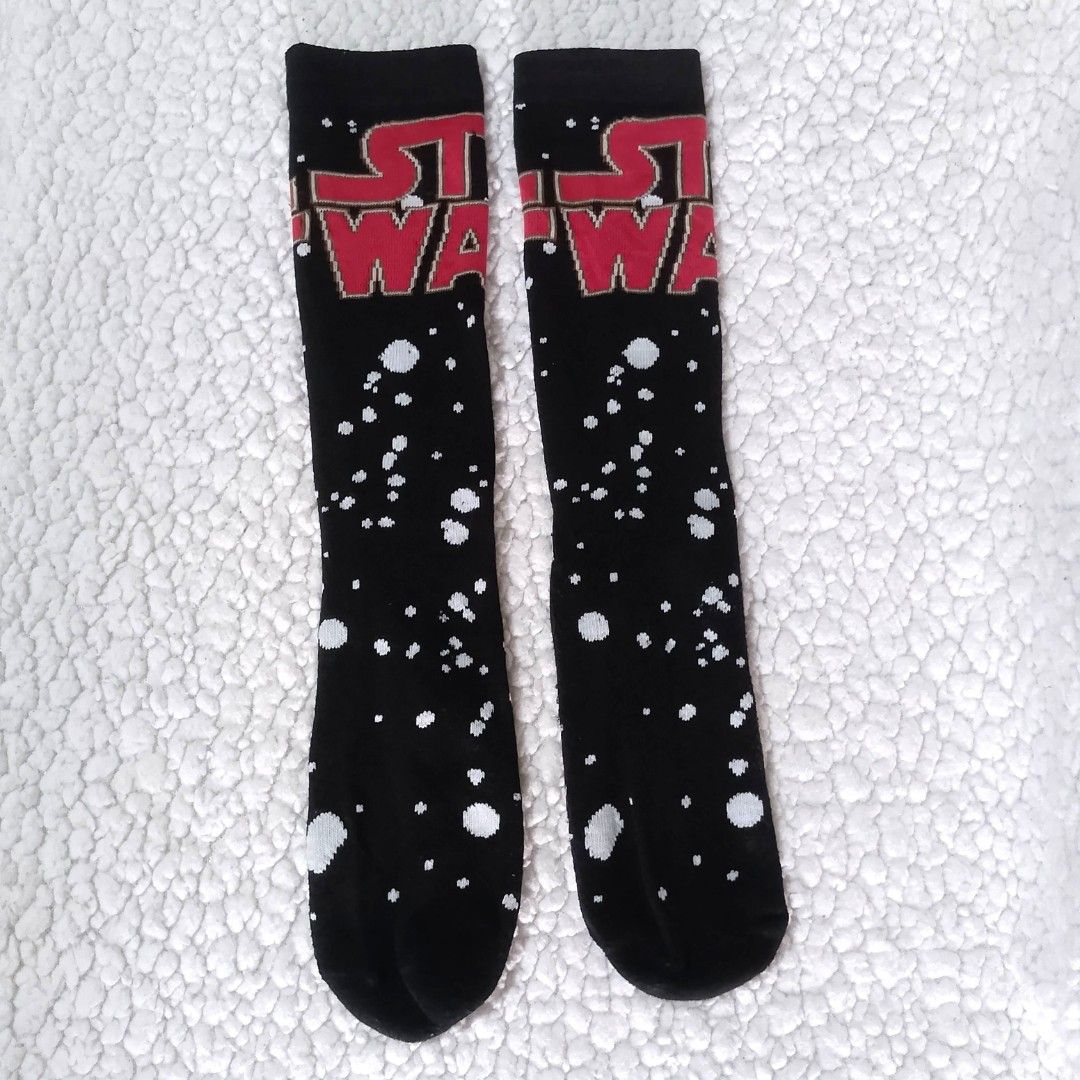 Star Wars Galaxy Logo Crew Socks (Category: Babies & Kids Fashion) located in Tuguegarao City. Submitted by thriftedtreasures101.1 (Listing ID 1468951251, Image 3). Description: It features a speckled White galaxy pattern across the body and the iconic Red Star Wars text logo split across both cuffs. Slightly used, in good condition. Color may vary due to lighting. Would best fit a 8-10 years old. Measurement: Sole - 7.5" (Heel to toe) ‎📍 Locati