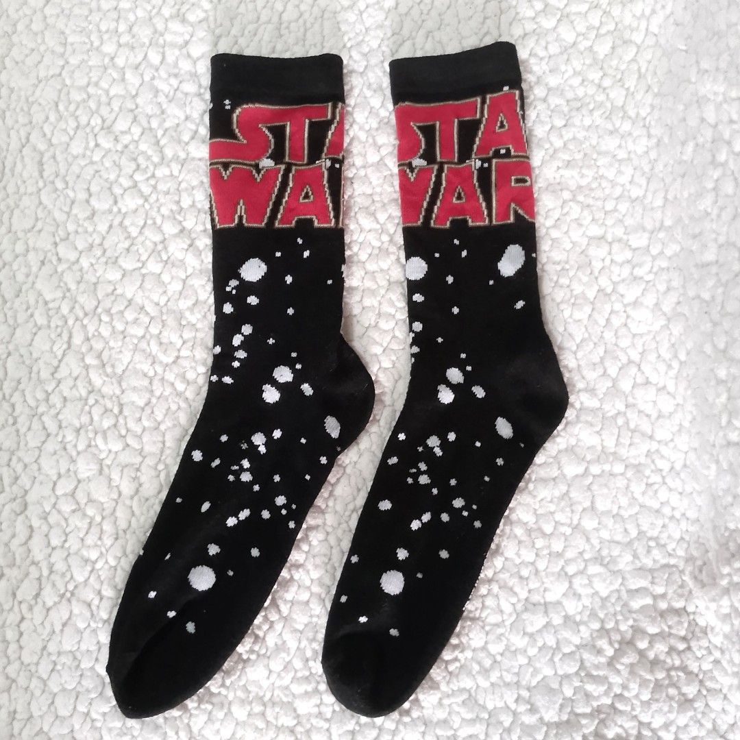 Star Wars Galaxy Logo Crew Socks (Category: Babies & Kids Fashion) located in Tuguegarao City. Submitted by thriftedtreasures101.1 (Listing ID 1468951251, Image 1). Description: It features a speckled White galaxy pattern across the body and the iconic Red Star Wars text logo split across both cuffs. Slightly used, in good condition. Color may vary due to lighting. Would best fit a 8-10 years old. Measurement: Sole - 7.5" (Heel to toe) ‎📍 Locati