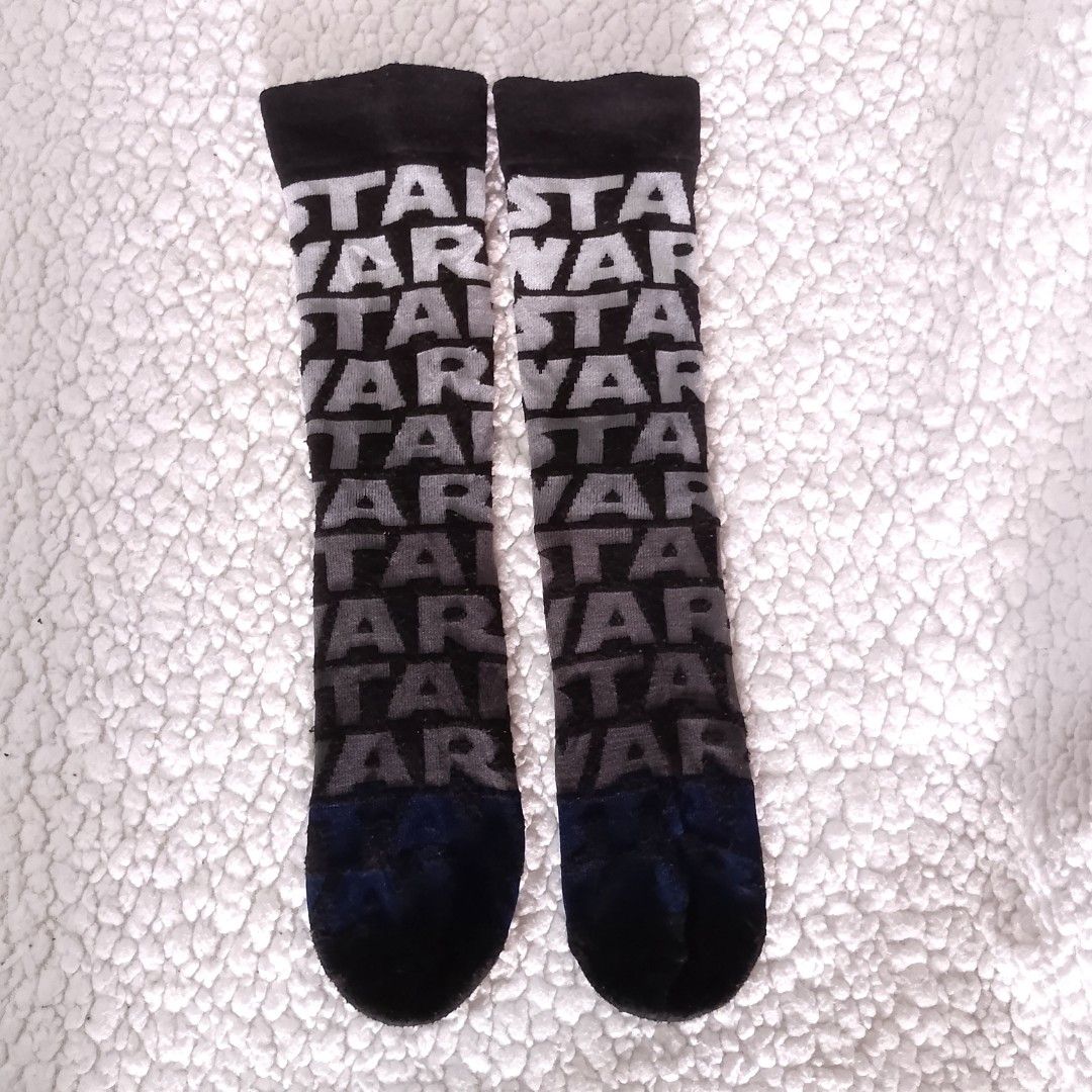 Star Wars Text Logo Crew Socks (Category: Babies & Kids Fashion) located in Tuguegarao City. Submitted by thriftedtreasures101.1 (Listing ID 1469039346, Image 3). Description: It features a tiled, all-over print of the iconic franchise text logo on a dark knit background. Well used, in good condition (shows usual, minimal himulmol). Color may vary due to lighting. Would best fit a 7-10 years old. Measurement: Sole - 7" (Heel to toe) ‎📍 Location: