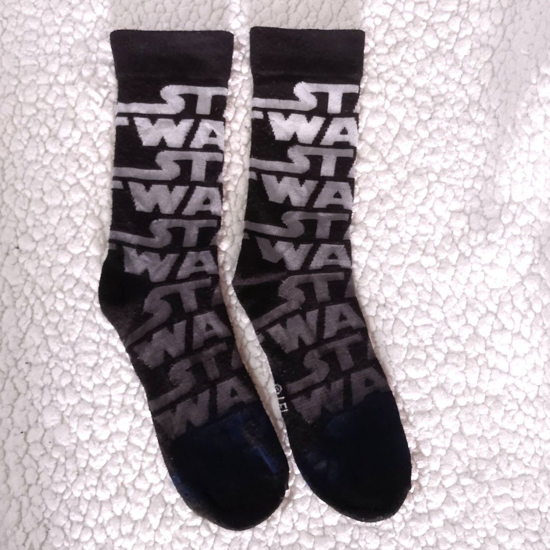 Star Wars Text Logo Crew Socks (Category: Babies & Kids Fashion) located in Tuguegarao City. Submitted by thriftedtreasures101.1 (Listing ID 1469039346, Image 2). Description: It features a tiled, all-over print of the iconic franchise text logo on a dark knit background. Well used, in good condition (shows usual, minimal himulmol). Color may vary due to lighting. Would best fit a 7-10 years old. Measurement: Sole - 7" (Heel to toe) ‎📍 Location: