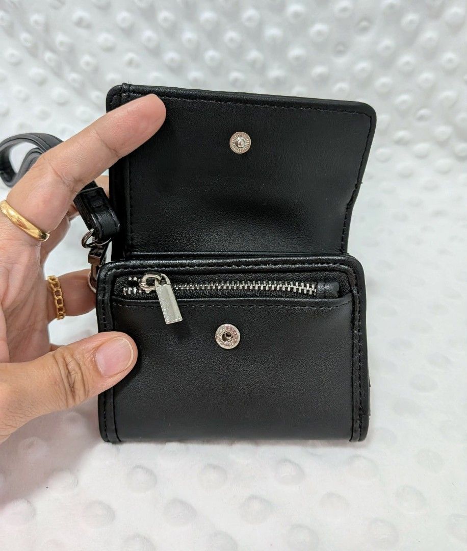 Steve Madden Trifold Wallet Blk (Category: Wallets & Card holders) located in Bulacan. Submitted by finefindstuffbykdc_ (Listing ID 1469116928, Image 2). Description: Onhand Pinas.