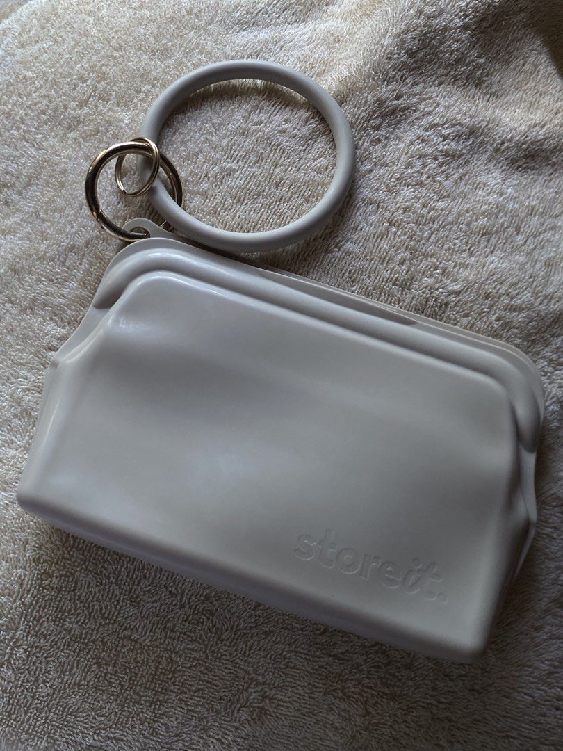 Storeit Silicone Pouch (Category: Purses & Pouches) located in Tagbilaran City. Submitted by rianena (Listing ID 1468944217, Image 1). Description: small tarnishes on the gold keyring.