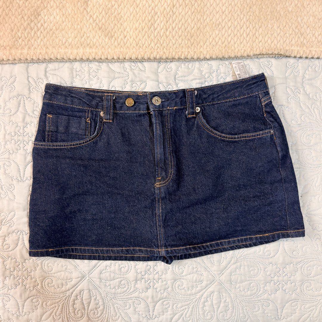 Stradivarius D62 Mini Skirt (Category: Skirts) located in Cebu City. Submitted by shopjillscloset (Listing ID 1469012125, Image 1). Description: - barely used - with undershorts - Original price: PHP 1995 - Waist: 32.3 inches, Hips:43.7 in - Rfs: too big on me.