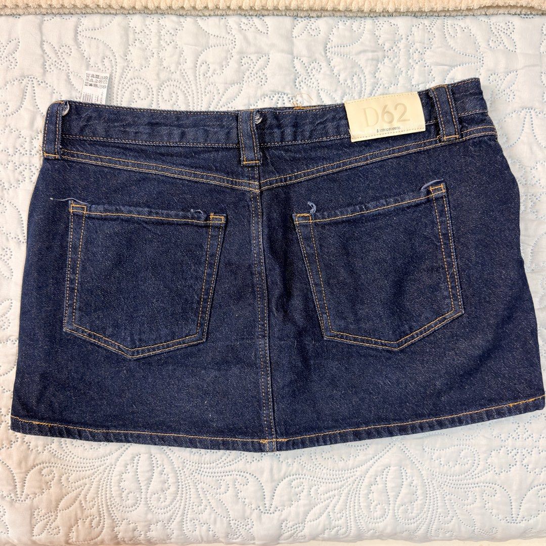 Stradivarius D62 Mini Skirt (Category: Skirts) located in Cebu City. Submitted by shopjillscloset (Listing ID 1469012125, Image 2). Description: - barely used - with undershorts - Original price: PHP 1995 - Waist: 32.3 inches, Hips:43.7 in - Rfs: too big on me.