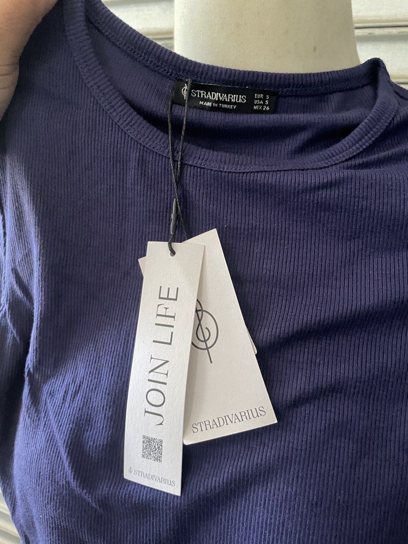 Stradivarius Dark Blue Ribbed T-Shirt (Category: Sleeveless) located in Davao. Submitted by riab_qt (Listing ID 1468945775, Image 2). Description: - Brand: Stradivarius - Condition: Brand new with original retail tags attached - Color: Dark blue - Size: S (EUR S, USA S, MEX 26) - Material & Origin: Made in Turkey - Style: Short sleeves, round neckline, fitted cut.