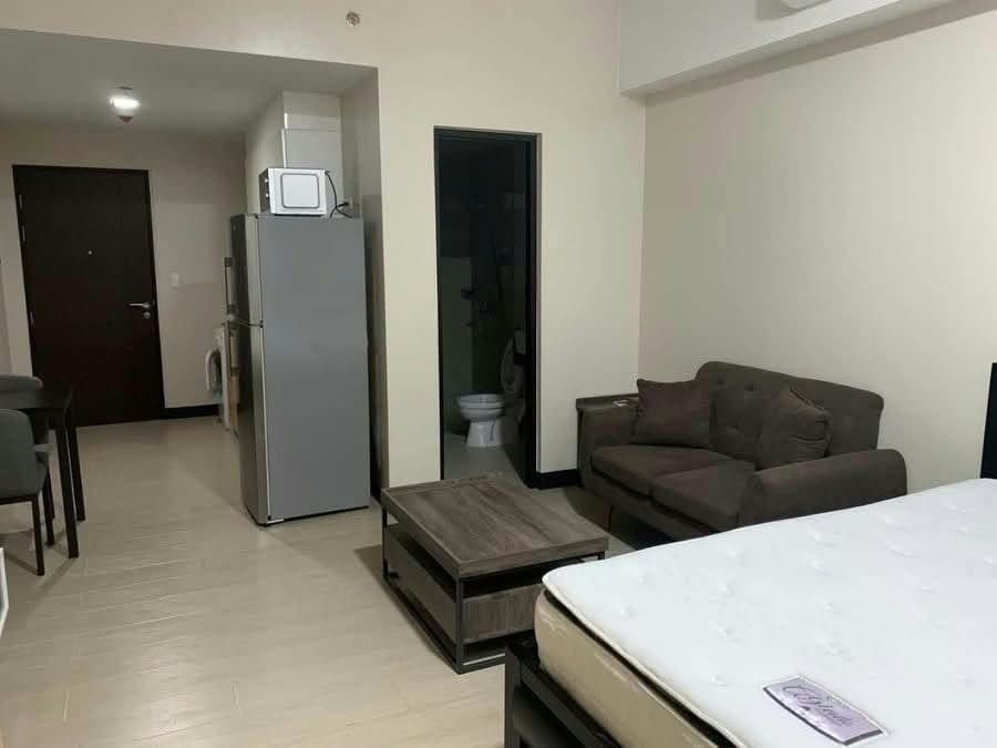 Studio in Salcedo Skysuites 28k (Category: Apartments & Condos) located in Caloocan City. Submitted by aysalpha01 (Listing ID 1468979500, Image 3). Description: Salcedo Skysuites Studio Unit Floor & tower /sqm: 14floor Unit 14F / 38sqm Person allowed: 2 Pet allowed: Pet allowed Monthly rate & mode of payment/terms: 28k 2+1 PDC or Bank Transfer .