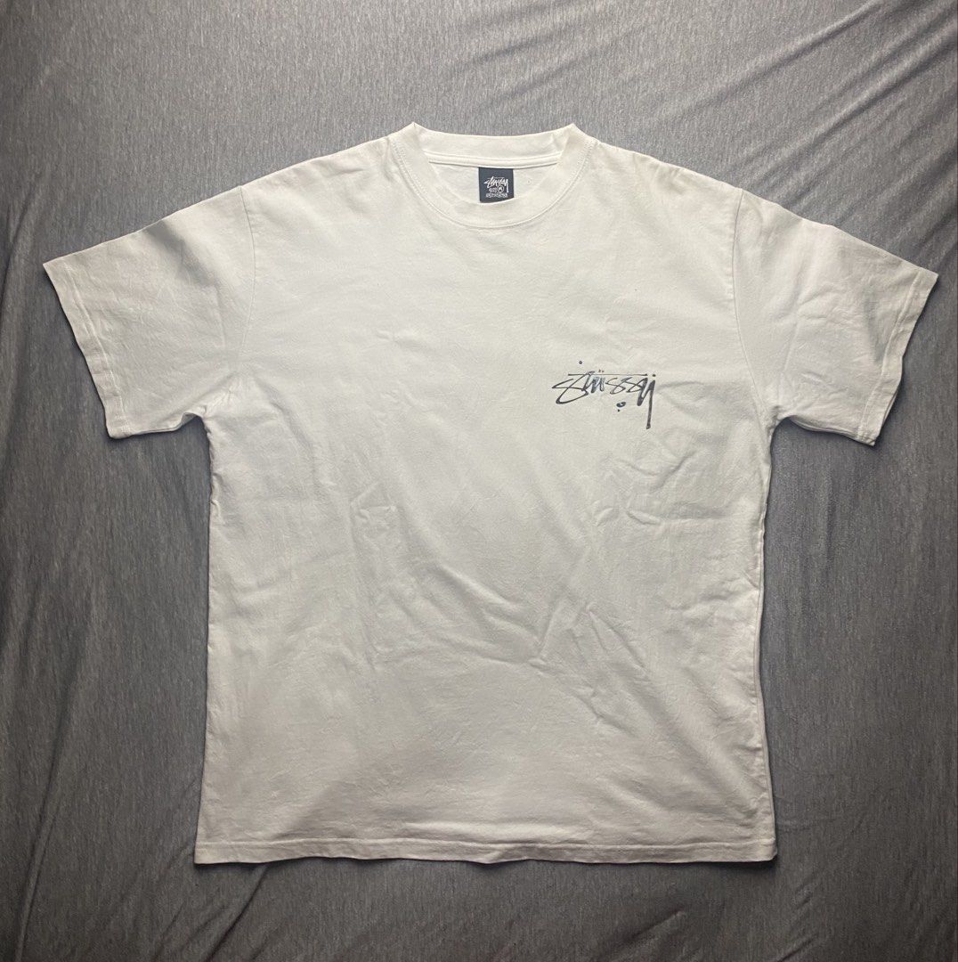 STUSSY - Liquid Chrome / Drip Logo Tee - White (Category: Tshirts & Polo Shirts ) located in Bacolod City. Submitted by triptothrift_98 (Listing ID 1469046682, Image 1). Description: 🔖 BRAND: Stussy 📏 SIZE: M on tag MEASUREMENT: Pit to pit ~23.5” / Length ~28.5” (M-L) Fit: Oversized / Boxy fit 🎨 COLOR: Off-White / Cream White DETAILS: - Rare Stussy “Liquid Metal / Chrome Drip” design - Front: Small chrome Stussy logo on left chest - Back: Big 