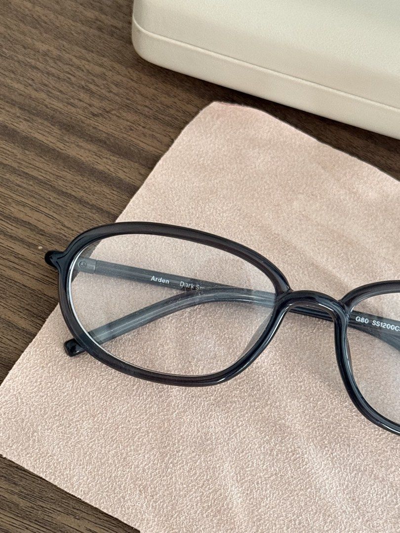Sunnies Studios Optical Frame Arden Dark Smoke (Category: Sunglasses & Eyewear) located in San Pedro. Submitted by etc05 (Listing ID 1469006927, Image 2). Description: - Brand: Sunnies Studios - Model: Arden - Colorway: Dark Smoke - Condition: Clean, zero scratches on frames or lenses - Lenses: Clear replaceable lenses (ready for your own prescription) - Size/Model Code: Q80 SS1200CS (Standard retail specs) - Inclusions: Original beige hard case 