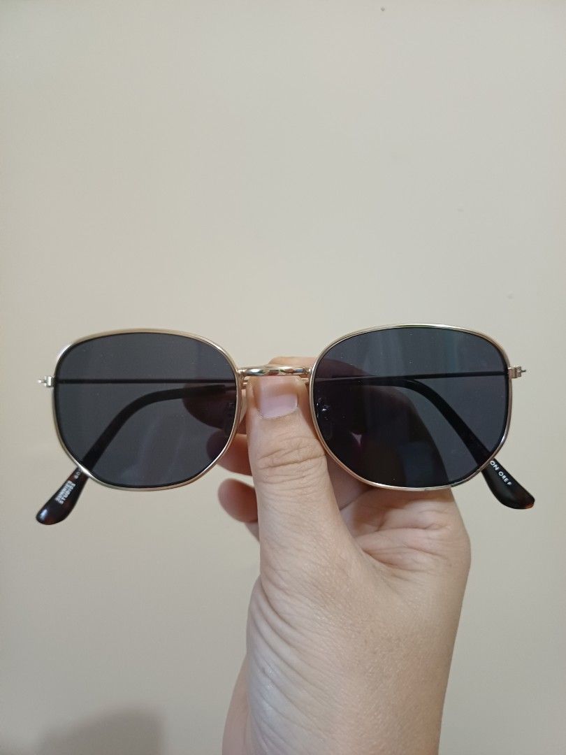 Sunnies studios sunglasses (Category: Sunglasses & Eyewear) located in Naguilian. Submitted by impulsive.buyer02 (Listing ID 1469022658, Image 1). Description: .